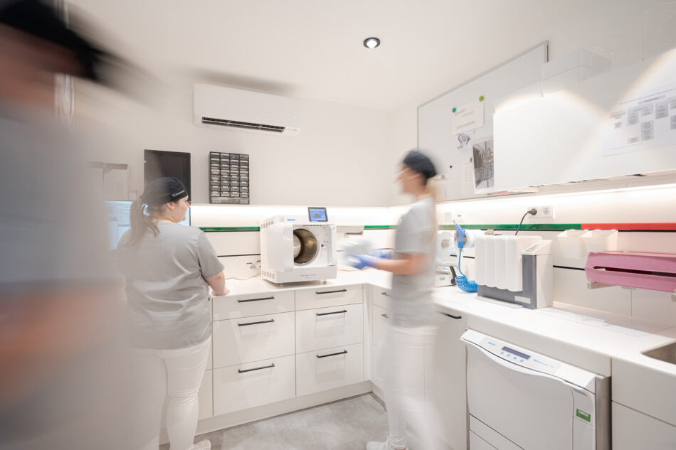 Zahnwerk Kolleginnen im Labor